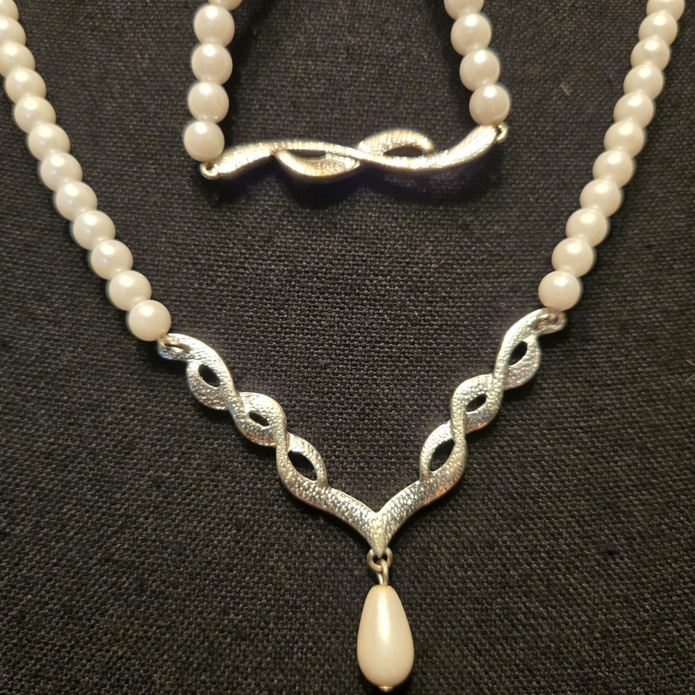 Elegant Vintage AVON "Pearlesque" Teardrop Necklace & Bracelet Set - Picture 6 of 9